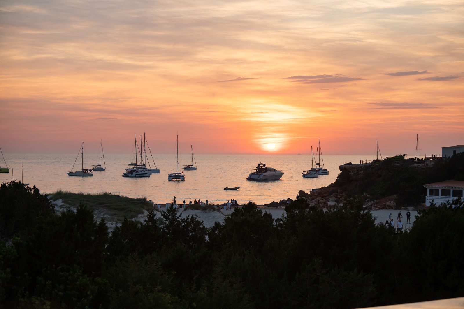 El sol poniéndose sobre la bahía de Cala Saona
