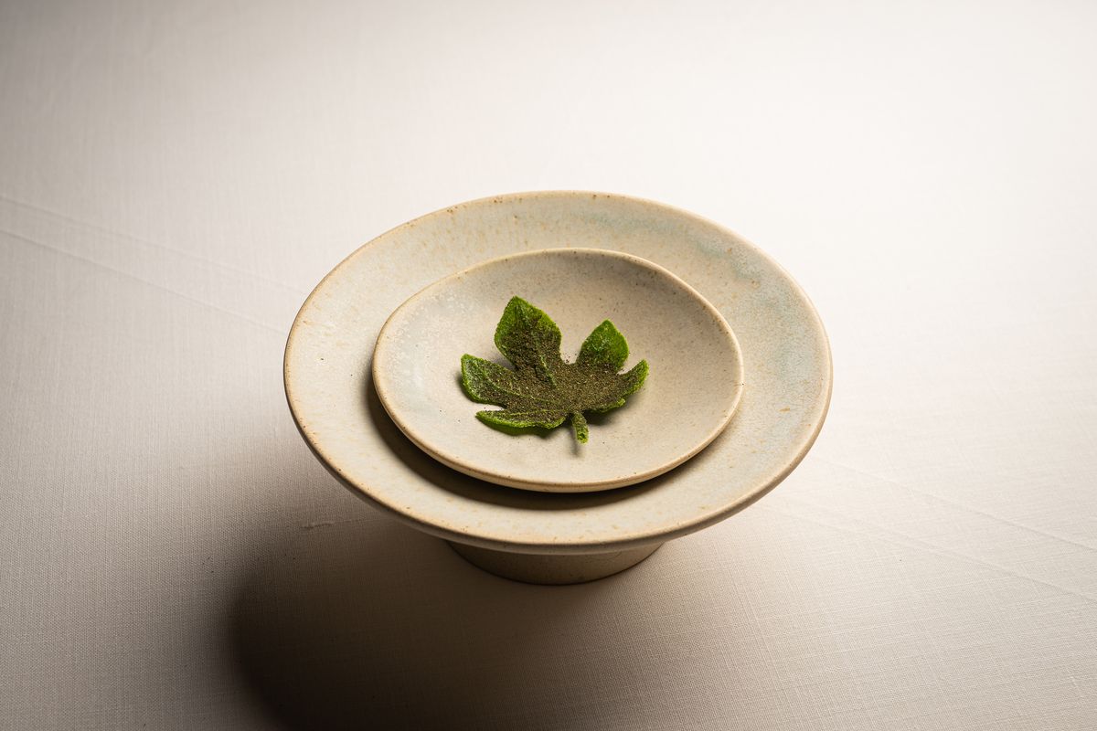 Tomate, higuera y ajoblanco de coliflor sobre cerámica artesanal