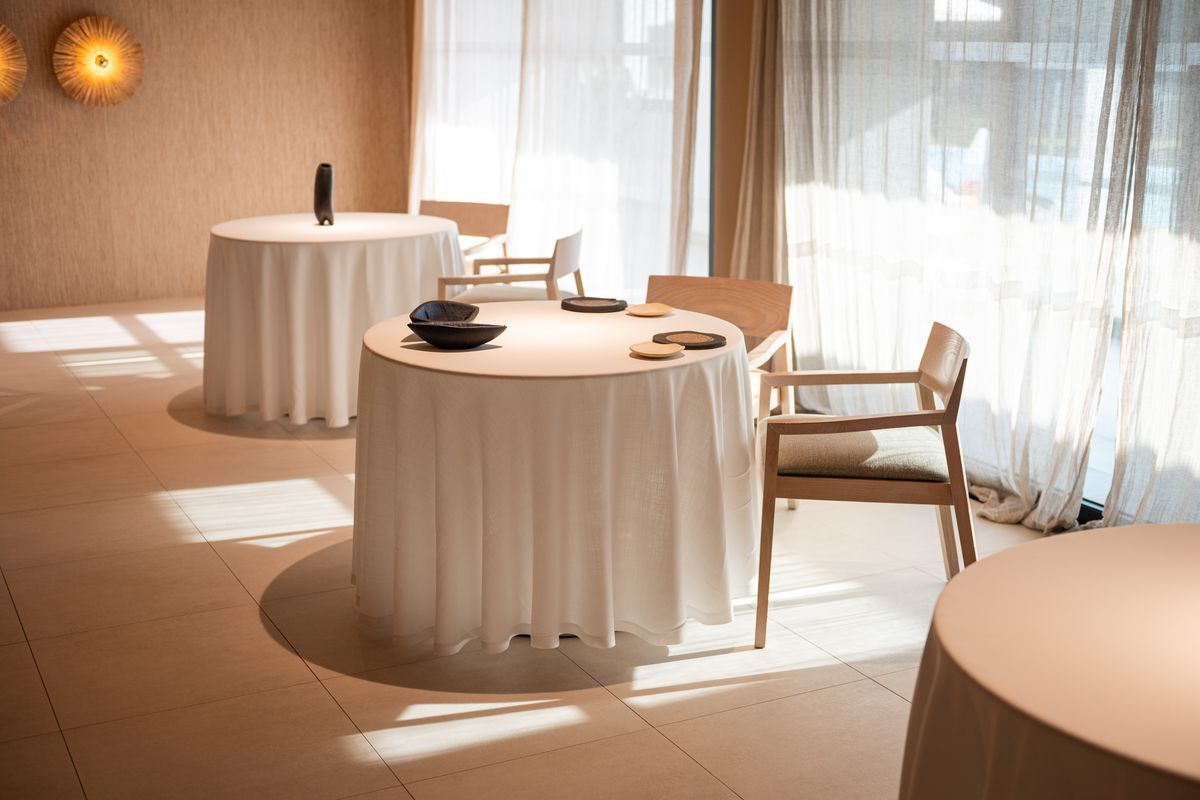 Sala de Sol Post con mesas vestidas y luz de tarde
