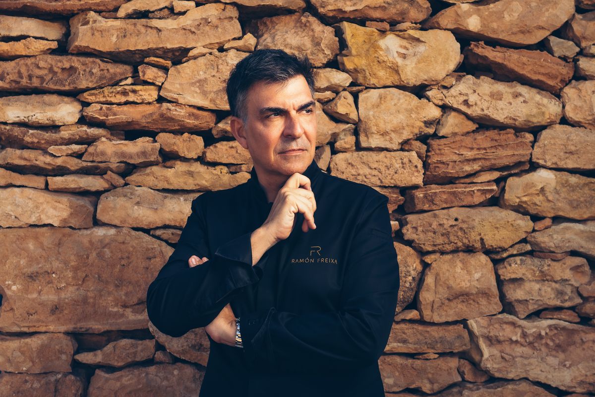 Retrato de Ramón Freixa con chaquetilla negra sobre piedra seca