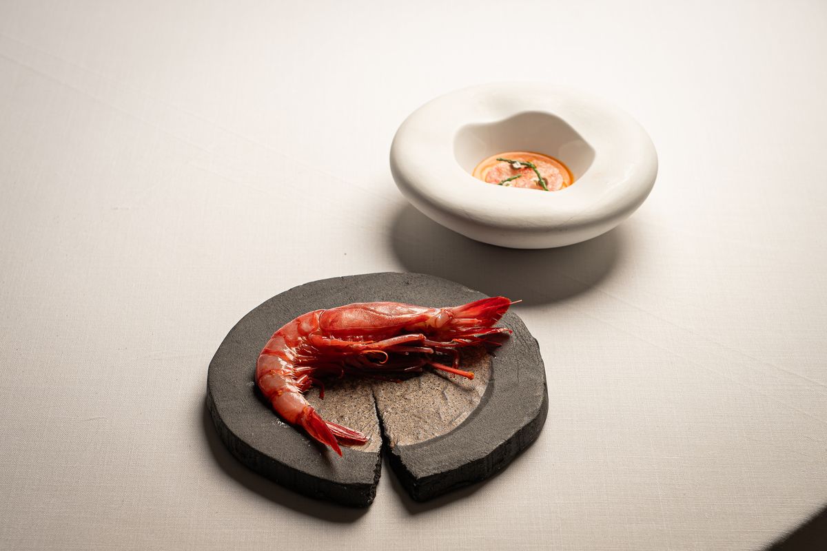 Gamba roja de Formentera, dos cocciones, sobre piedra de carbón