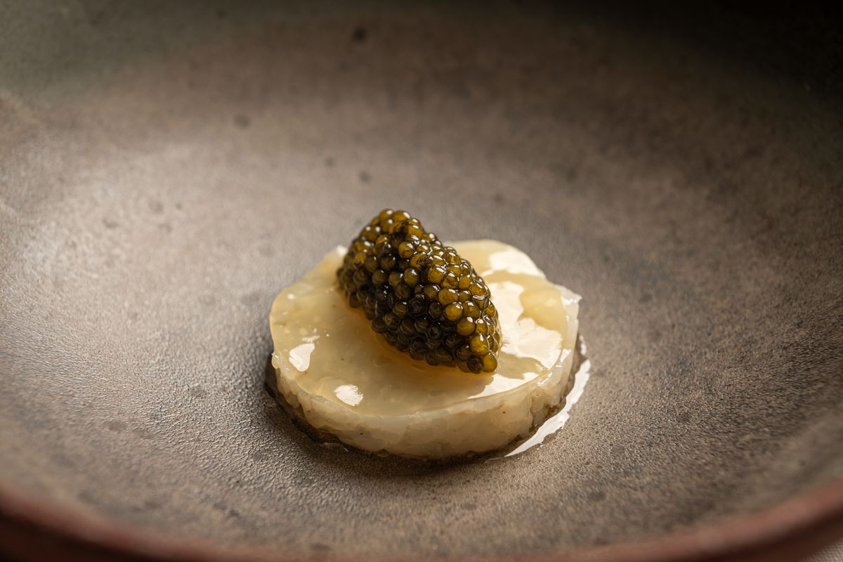 Caviar sobre lámina translúcida en cuenco de gres oscuro