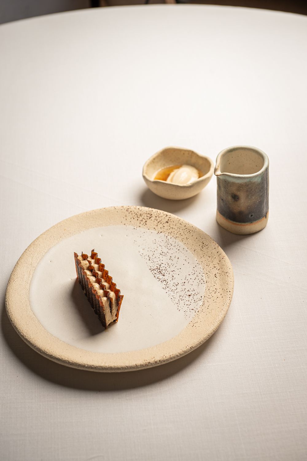 Postre de milhojas con quenelle, versión vertical con aire